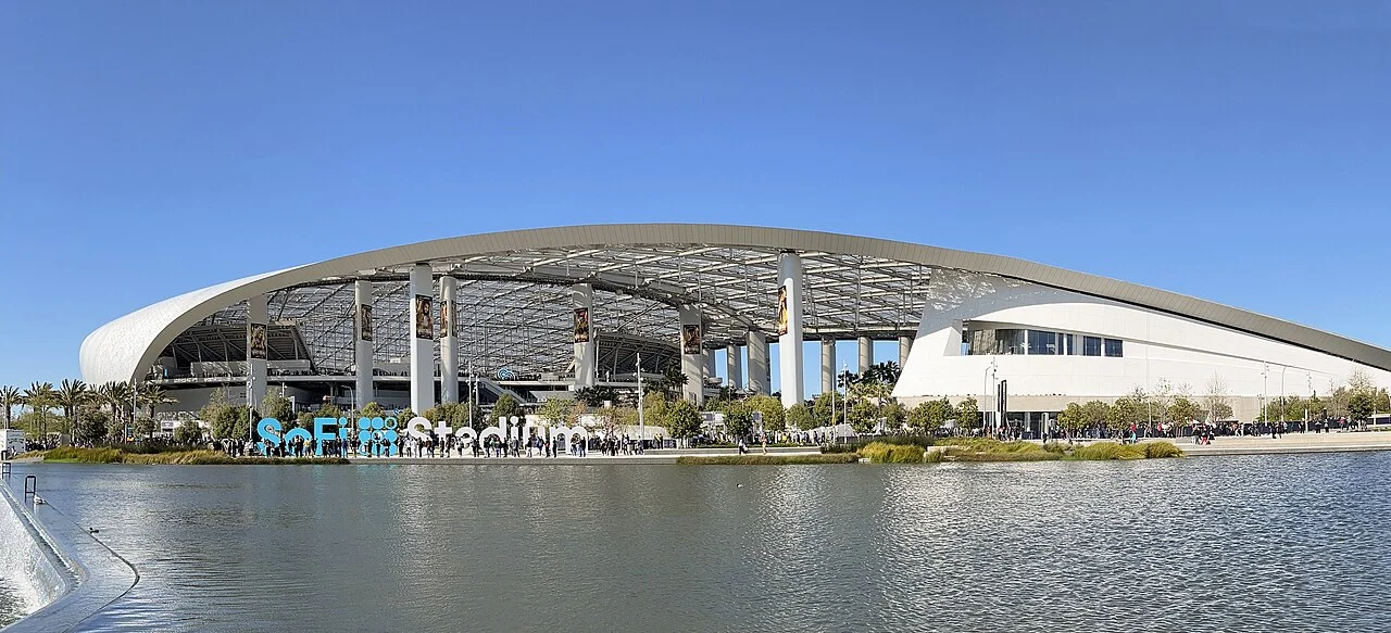 SoFi Stadium à Inglewood, près de Los Angeles, avec son toit translucide